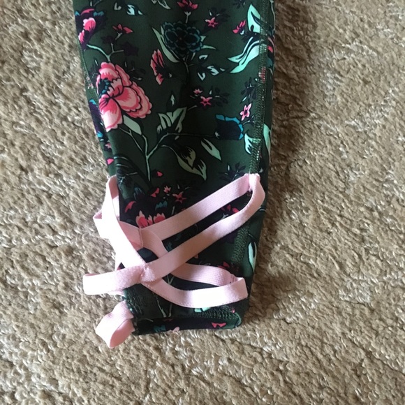 Floral old navy activewear set (small) - Picture 4 of 6